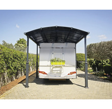 Carport med husvagn på en stenlagd plats