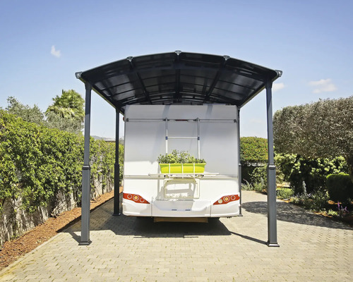 Carport med husvagn på en stenlagd plats