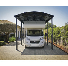 Husbil under en carport på en uppfart