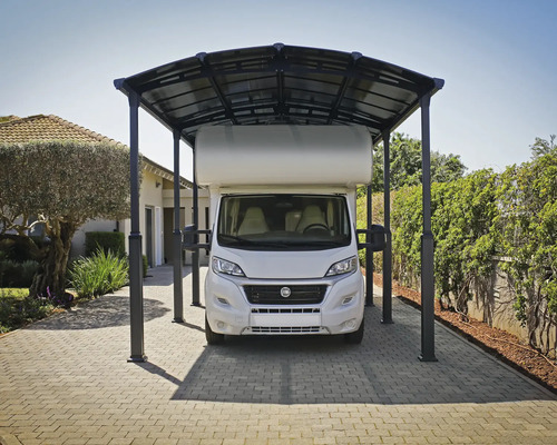 Husbil under en carport på en uppfart