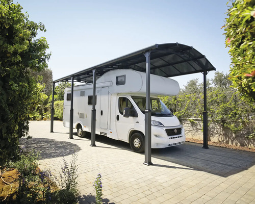 Husbil under en carport med tak