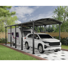 Övertäckt parkeringsplats med bil och husvagn utomhus