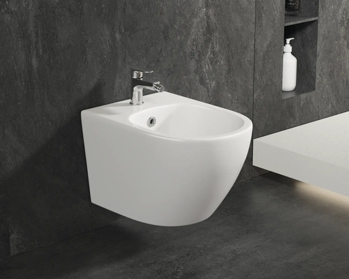 Vägghängd bidé av keramik med armatur i badrummet