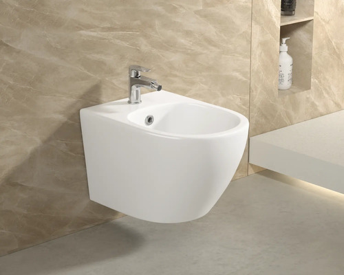 Vägghängd bidé med kran i badrum