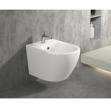 Vägghängd bidé med armatur i ett badrum.