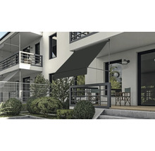 Byggnadsvy med utfälld markis för att skugga terrassen