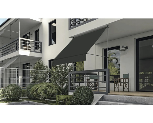 Byggnadsvy med utfälld markis för att skugga terrassen