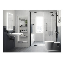 Modernt badrum med tvättställ, spegel, hyllor, duschkabin och toalett för en ljus och funktionell rumsatmosfär.