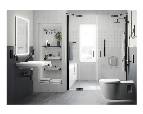 Modernt badrum med tvättställ, spegel, hyllor, duschkabin och toalett för en ljus och funktionell rumsatmosfär.