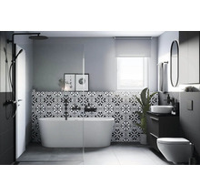 Modernt badrum med fristående badkar, mosaikplattor och mörka accenter