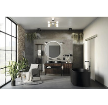 Badrum med dubbla handfat, spegel, badkar och krukväxter