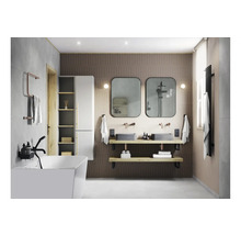 Ljust badrum med badkar, handfat, spegel och hyllor för badrumstillbehör