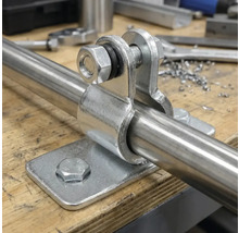 Metallrör med fästelement och skruvar