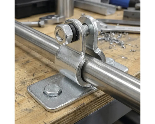 Metallrör med fästelement och skruvar