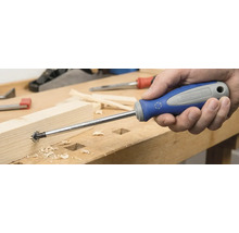 En försänkare används i ett trästycke.