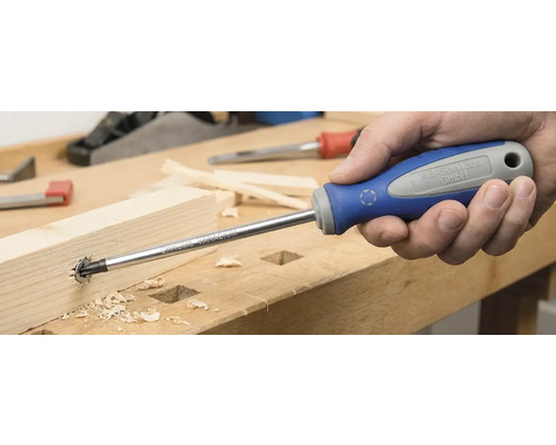 En försänkare används i ett trästycke.