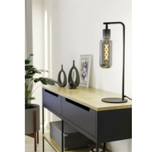 Bordslampa på en byrå med dekorationer