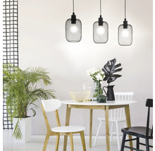 Matsal med matbord, stolar och tre hänglampor