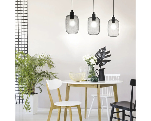 Matsal med matbord, stolar och tre hänglampor