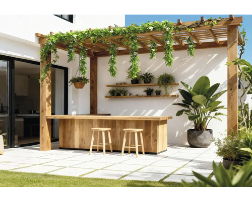 Uteplats med träpergola, bar och stolar samt växter.