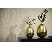 Dekorativ tapet med två vaser och växter på ett skåp