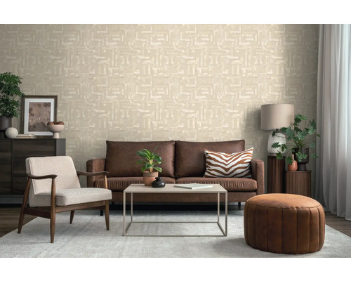 Vardagsrum med brun soffa, fåtölj, bord och mönstrad tapet