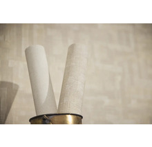 Två rullar tapeter i en hink