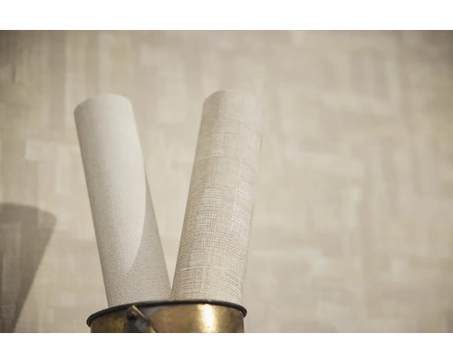 Två rullar tapeter i en hink