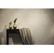 Rumsöversikt med mönstrad tapet, bord, gyllene vaser och tyg