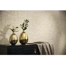 Dekorativ scen med tapet, byrå och vaser