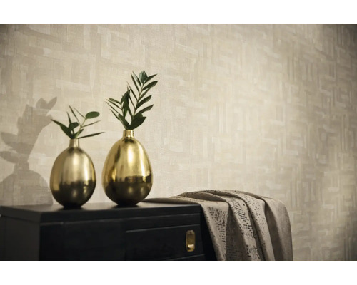 Dekorativ scen med tapet, byrå och vaser