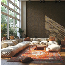 Vardagsrum med stort fönster, hörnsoffa, matta och mönstrad tapet