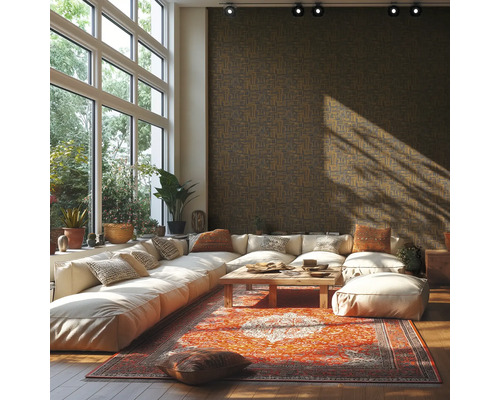 Vardagsrum med stort fönster, hörnsoffa, matta och mönstrad tapet