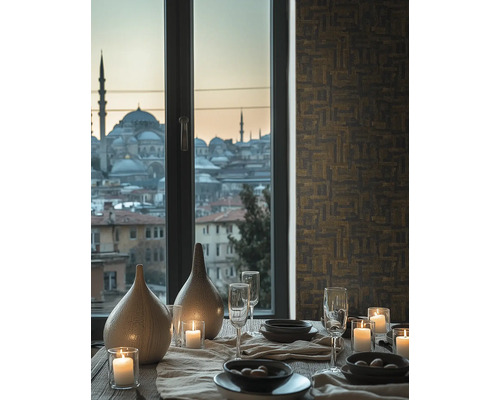 Dekorativt matbord med porslin, glas, ljus och vaser framför ett fönster med utsikt över staden.