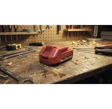 Batteri på en arbetsbänk med verktyg