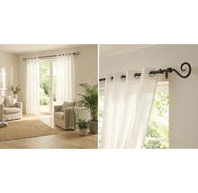 Vardagsrum med vita gardiner och gardinstång