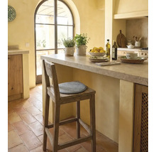 Ljust lantligt kök med bardisk, barstol och dekoration