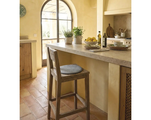 Ljust lantligt kök med bardisk, barstol och dekoration