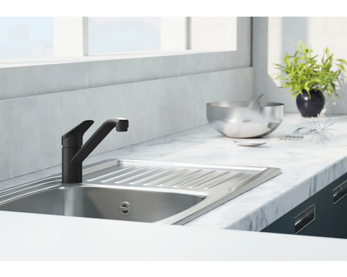 Diskho med svart blandare på en bänkskiva