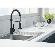 Diskho med svart blandare och spiralslang