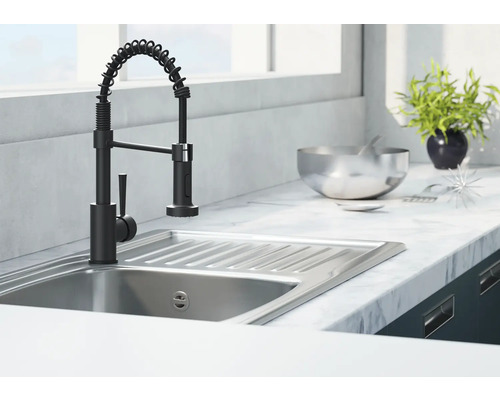 Diskho med svart blandare och spiralslang