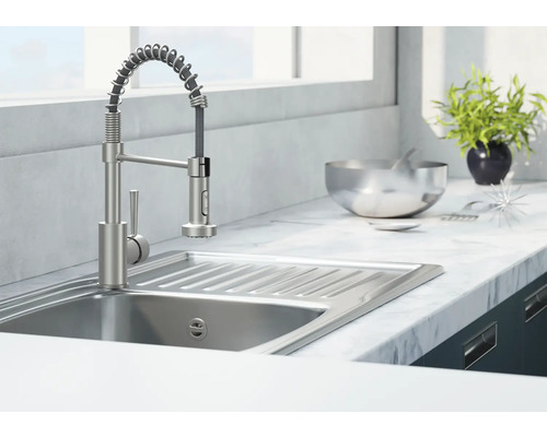 Diskho med spiralformad blandare i ett ljust kök