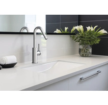 Modernt badrum med tvättställ, blandare och spegel