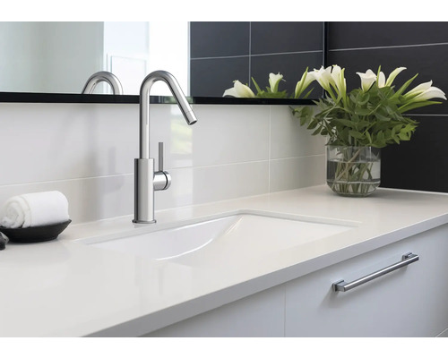 Modernt badrum med tvättställ, blandare och spegel