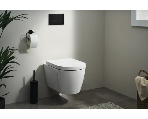 Modernt badrum med vägghängd toalett, tryckplatta och toalettpappershållare.