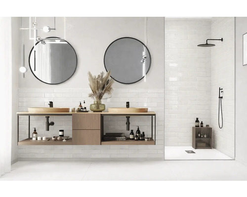 Modernt badrum med tvättställ, runda speglar och duschkabin