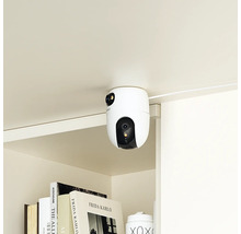 Övervakningskamera fäst på en hylla