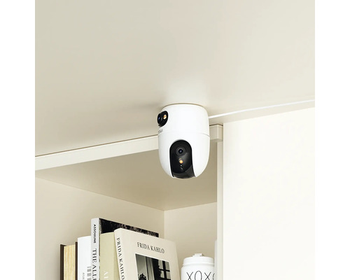 Övervakningskamera fäst på en hylla