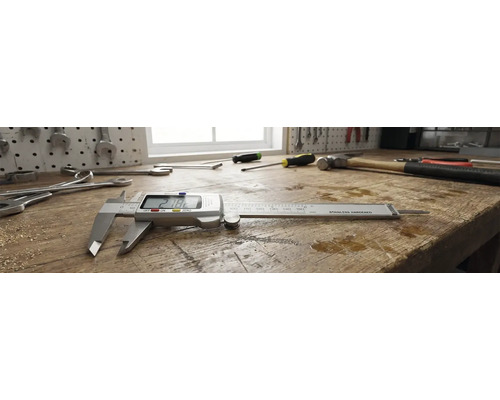 Digital skjutmått på en arbetsbänk