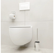 Vägghängd toalett med manöverpanel, toalettpappershållare och toalettborste i ett ljust badrum.